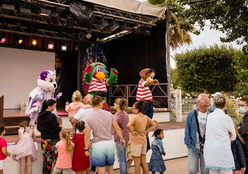 Mascottes sur scène au camping Les Sables du Midi