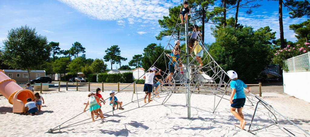 Pyramide de corde Club Enfants camping Les Embruns